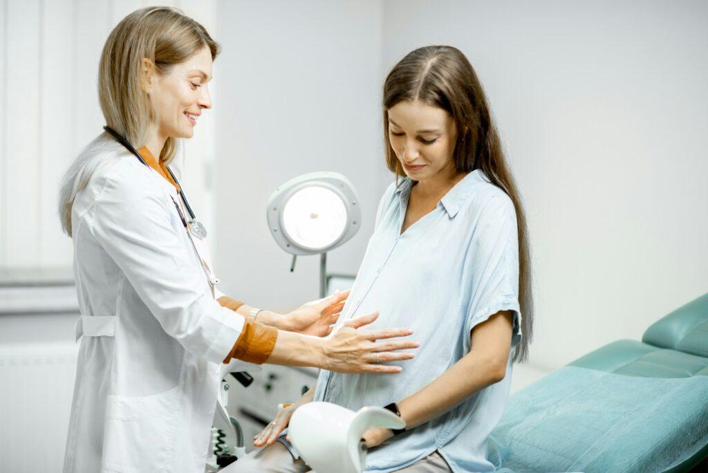 Pregnant woman with ginecologist in the office