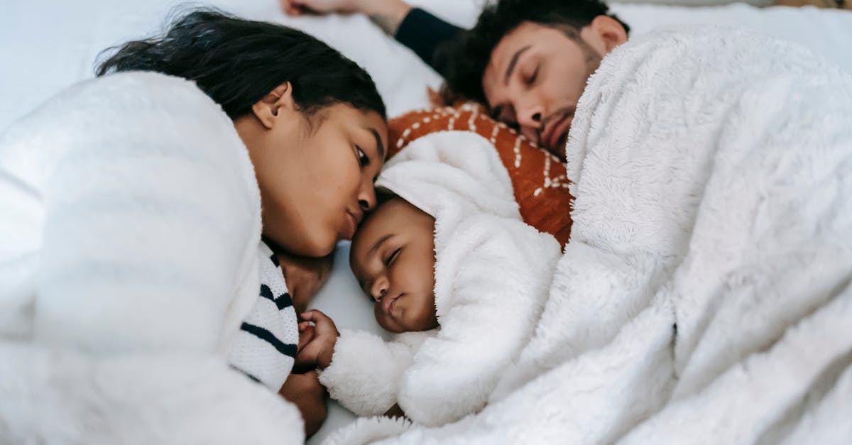 découvrez des conseils essentiels pour aider votre bébé à s'endormir paisiblement. apprenez des techniques et astuces pour améliorer le sommeil de votre enfant et favoriser des nuits sereines.