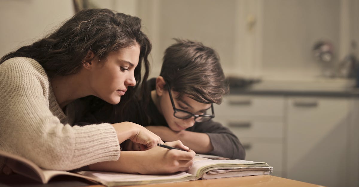 découvrez les différents rôles que peuvent jouer les frères et sœurs dans la dynamique familiale. apprenez comment ces relations influencent le développement personnel et le soutien émotionnel au sein de la famille.