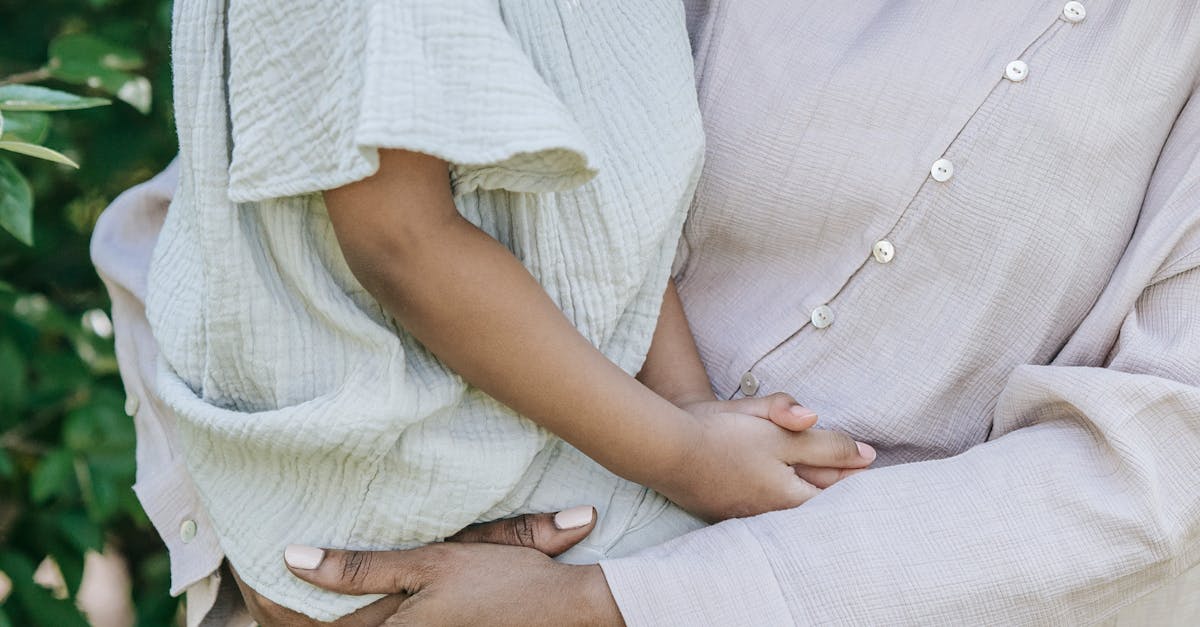 découvrez tout ce qu'il faut savoir sur la maladie main-pied-bouche : symptômes, causes, traitements et conseils de prévention. protégez vos enfants contre cette infection commune tout en comprenant son impact et son évolution.