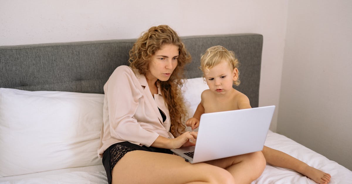 découvrez des conseils pratiques pour gérer les crises de colère des nourrissons. apprenez à comprendre les causes des colères infantile et comment apaiser votre bébé dans ces moments difficiles.