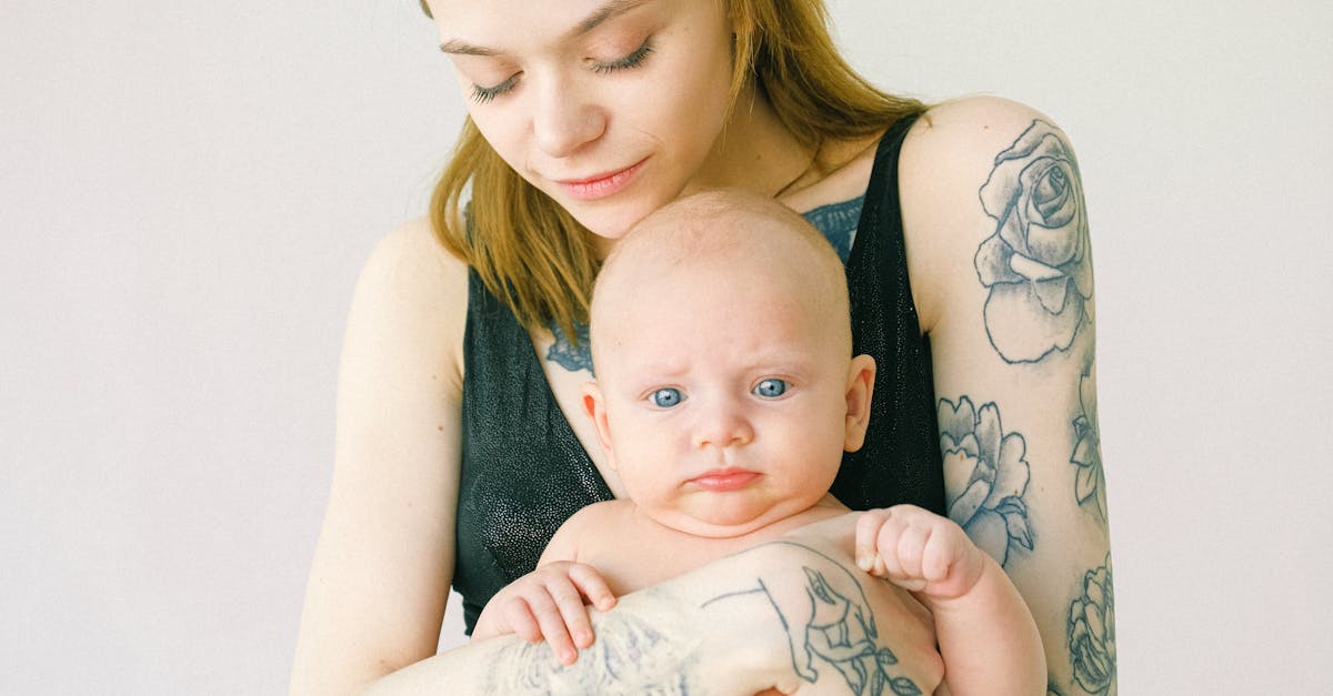 découvrez les meilleures pratiques et produits pour prendre soin des cheveux délicats de votre bébé. notre guide complet sur les soins capillaires pour bébés vous aide à maintenir des cheveux sains, doux et brillants.