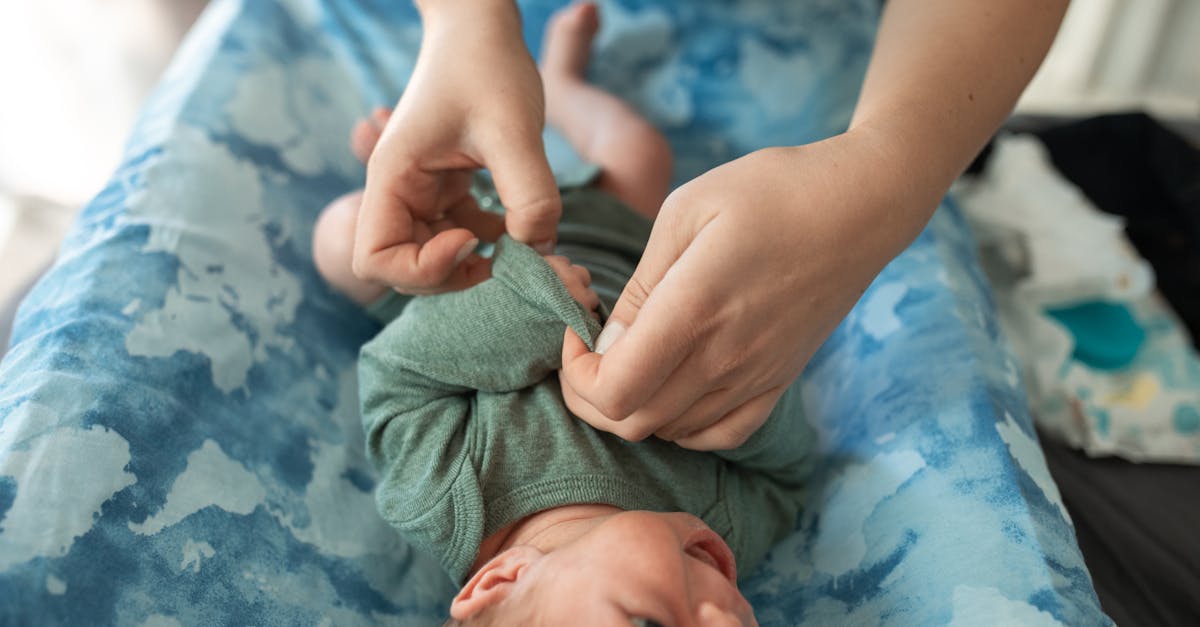 découvrez l'art des siestes pour bébés : astuces, conseils et routines pour garantir à votre enfant des moments de sommeil réparateurs et paisibles. apprenez à reconnaître les signes de fatigue et à créer un environnement propice au repos.