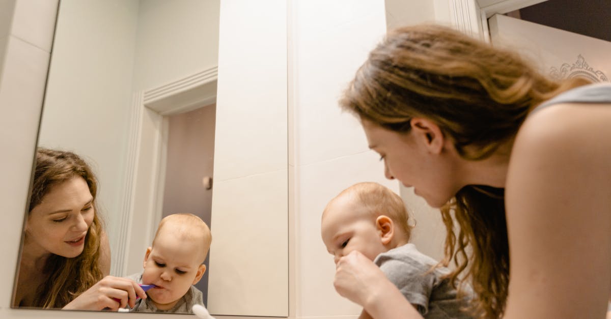 découvrez des conseils et produits essentiels pour le soin bucco-dentaire des bébés. assurez une bonne hygiène dentaire dès les premiers mois avec des astuces adaptées et des recommandations de dentistes.