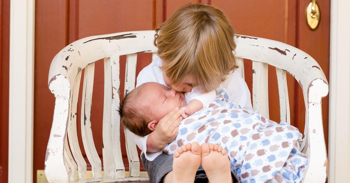 découvrez tout ce que vous devez savoir sur les éruptions cutanées chez les bébés. apprenez à identifier les différents types der éruptions, leurs causes, symptômes et remèdes pour assurer le confort de votre enfant.