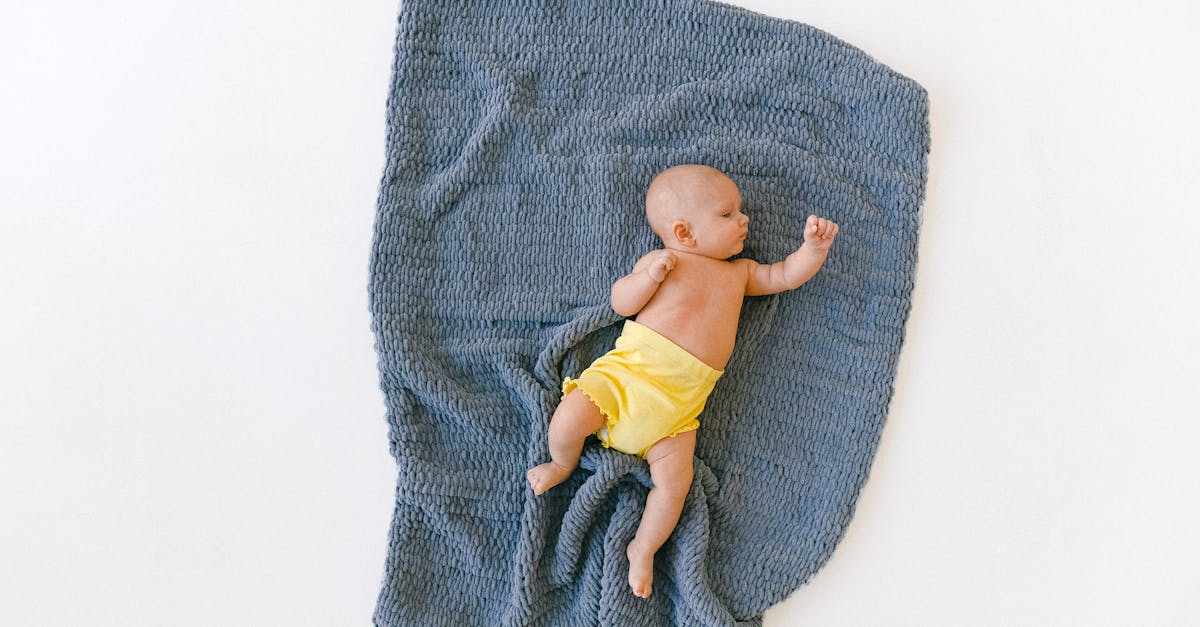 découvrez pourquoi certains bébés refusent les purées et comment les encourager à essayer de nouveaux aliments. des conseils pratiques et des astuces pour faciliter la transition vers une alimentation solide.