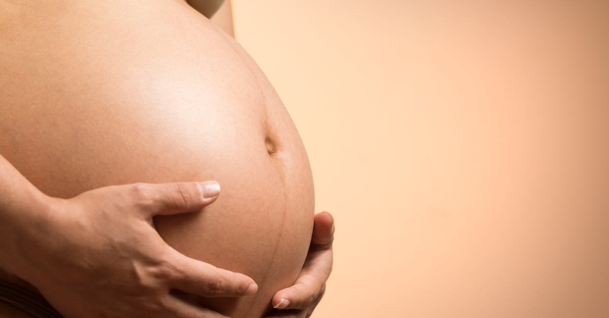 découvrez le processus fascinant de la naissance, des premières contractions aux premiers pleurs, et explorez les différentes traditions et cultures entourant cet événement unique et émouvant dans la vie d'une famille.