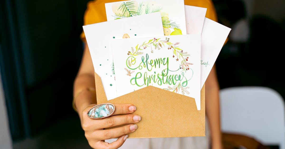 découvrez notre sélection de cartes de noël uniques et créatives pour souhaiter de joyeuses fêtes à vos proches. exprimez vos vœux avec style grâce à des designs originaux et des messages touchants.