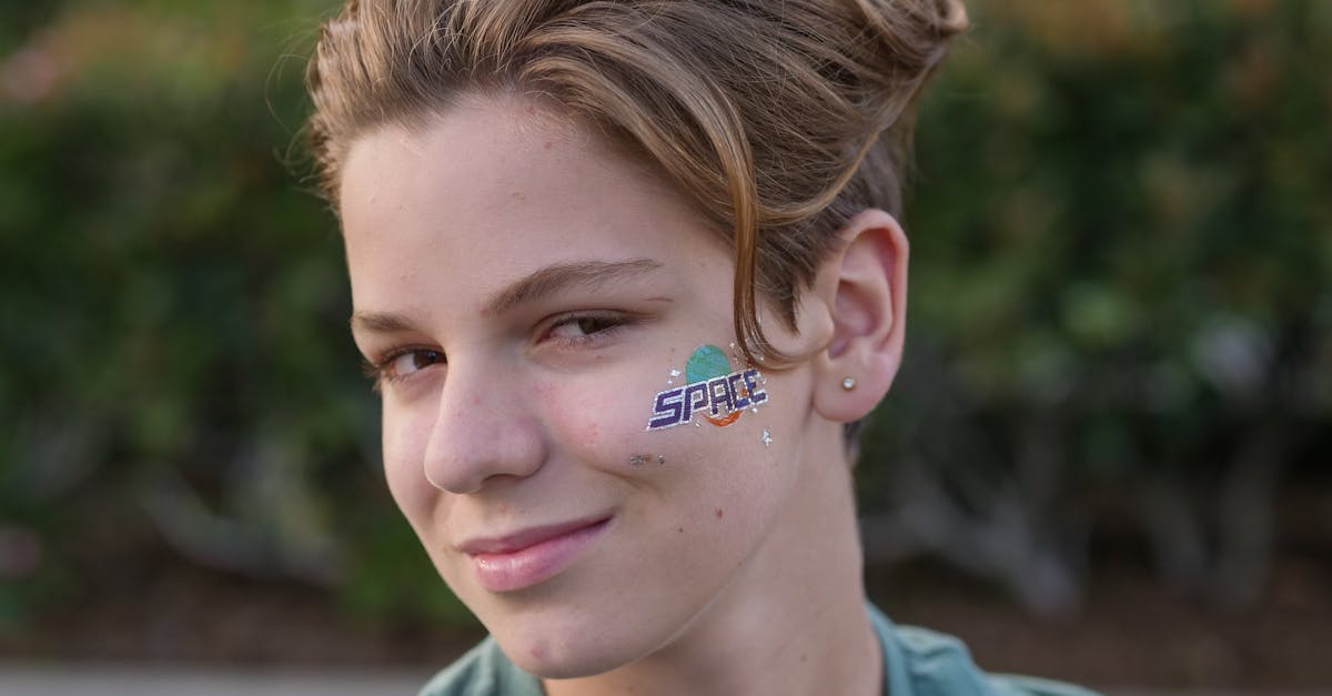 découvrez tout ce qu'il faut savoir sur le piercing d'oreille : guide complet, conseils pratiques, soins après-piercing et tendances actuelles pour un look tendance et unique.