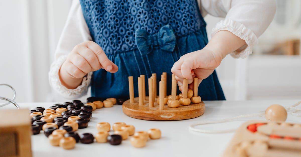 découvrez l'importance des compétences motrices fines pour le développement des enfants. apprenez des techniques et des activités pour améliorer la coordination et la dextérité de manière ludique et efficace.
