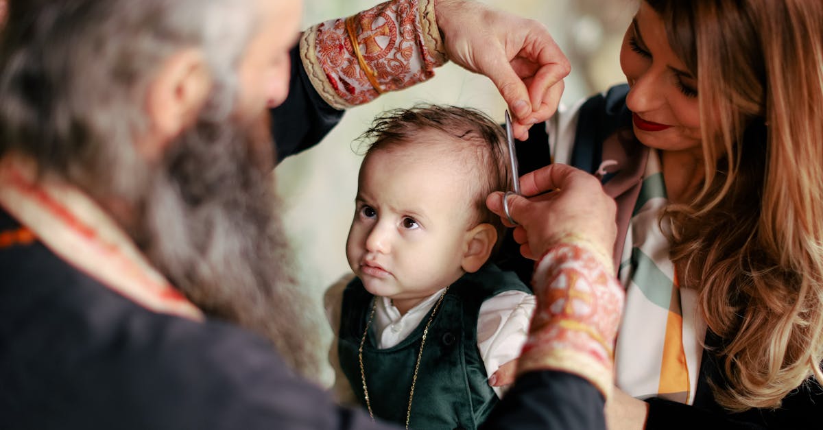 découvrez tout ce qu'il faut savoir sur la première coupe de cheveux de votre enfant : conseils, idées de styles, et astuces pour rendre ce moment inoubliable.