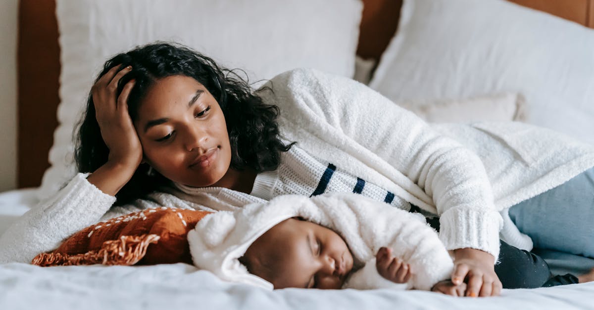 découvrez les causes, symptômes et solutions pour soulager les coliques infantiles. apprenez à apaiser votre bébé grâce à des conseils pratiques et des remèdes naturels pour améliorer son sommeil et son bien-être.