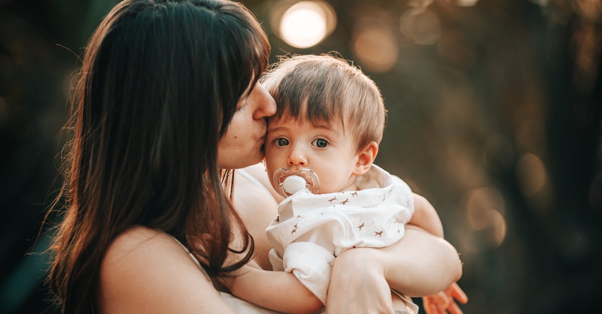 découvrez des conseils pratiques pour comprendre et gérer les crises de colère chez les nourrissons. apprenez les causes des tempêtes émotionnelles et les techniques pour apaiser votre bébé.
