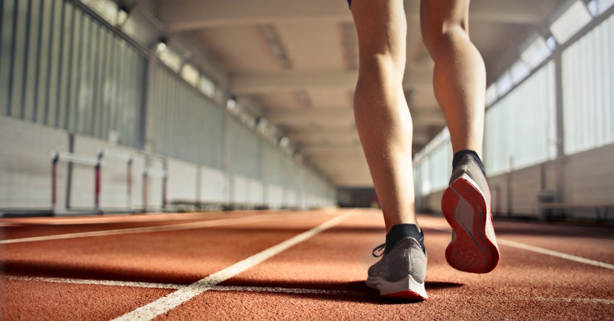 découvrez les causes, les symptômes et les traitements des crampes aux jambes. apprenez des conseils pratiques pour soulager et prévenir ces désagréments fréquents grâce à des remèdes naturels et des exercices adaptés.