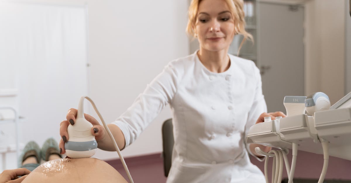 découvrez l'échographie de la translucence nucale, un examen essentiel durant la grossesse permettant de détecter d'éventuelles anomalies chromosomiques chez le fœtus. informez-vous sur son déroulement et son importance pour la santé de votre bébé.