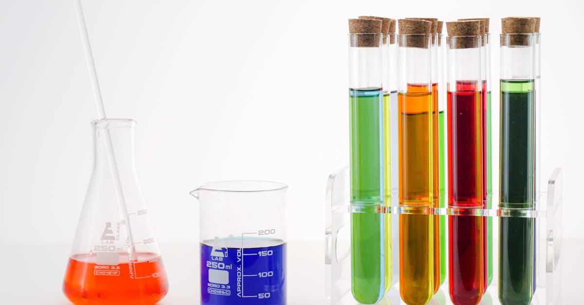 découvrez des expériences scientifiques rapides et faciles à réaliser à la maison. amusez-vous tout en apprenant les principes fondamentaux de la science grâce à ces activités engageantes et éducatives pour petits et grands.
