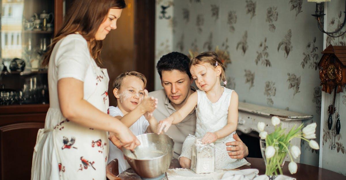 découvrez les rôles des frères et sœurs dans le développement personnel et social. apprenez comment ces relations influencent la personnalité, l'estime de soi et le comportement, ainsi que les dynamiques familiales qui en découlent.
