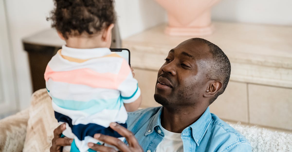 découvrez l'importance des soins dentaires pour les tout-petits et apprenez des conseils pratiques pour assurer une bonne hygiène bucco-dentaire dès le plus jeune âge.