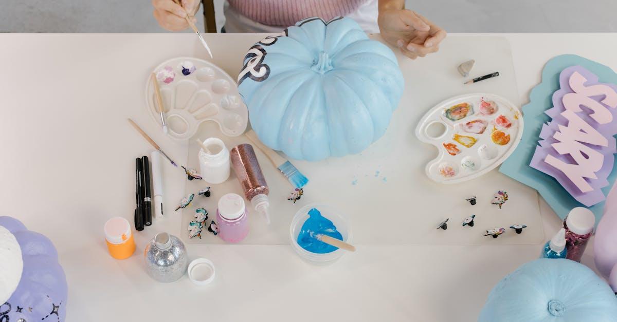 découvrez des idées créatives et amusantes pour des bricolages d'halloween ! de la décoration aux costumes, trouvez l'inspiration pour des activités artisanales qui raviront petits et grands lors de cette fête mystérieuse.