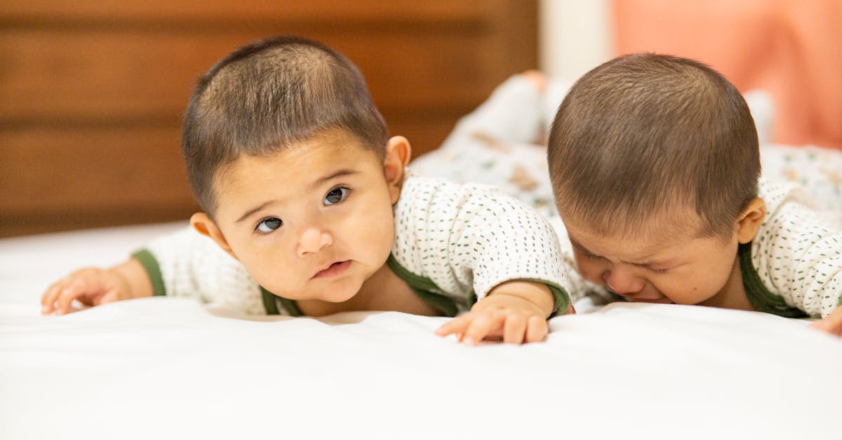 découvrez l'importance du 'tummy time' pour le développement de votre bébé. apprenez des conseils pratiques et des activités amusantes pour renforcer les muscles de votre enfant et favoriser son éveil.