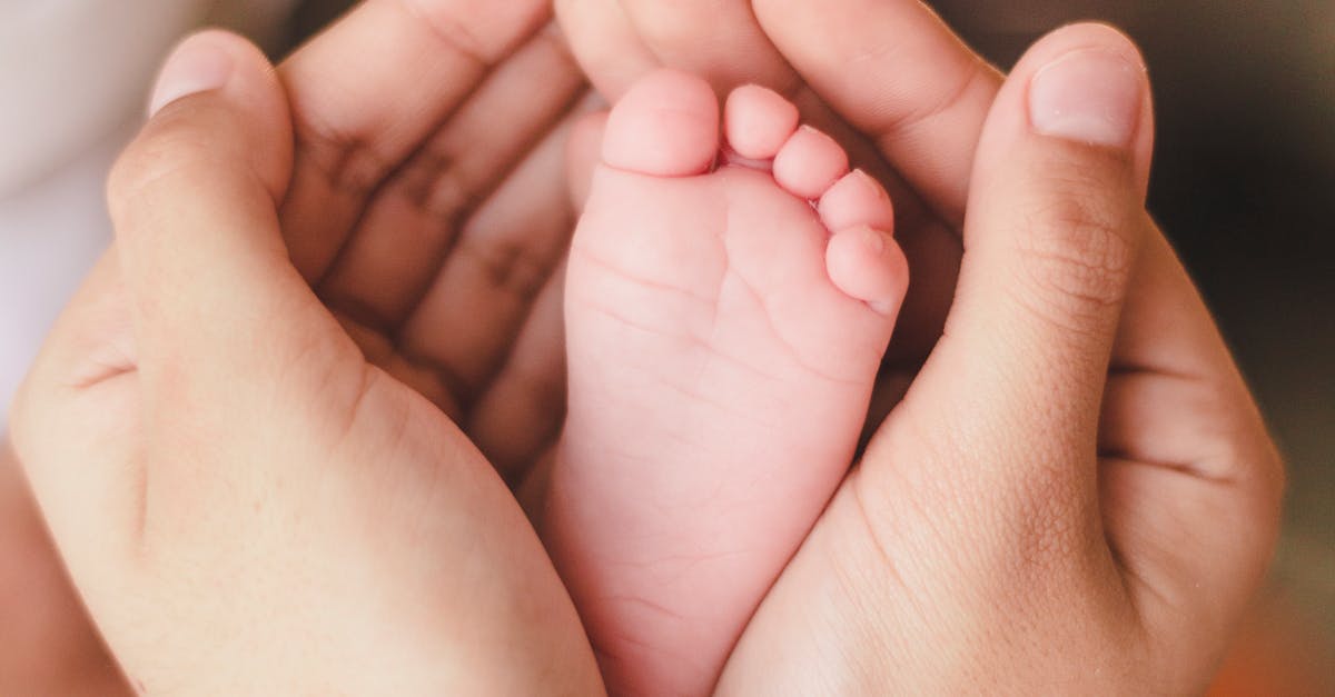 découvrez les meilleurs conseils et produits pour prendre soin de la peau délicate de votre bébé. apprenez à choisir les soins adaptés pour protéger et nourrir sa peau sensible.