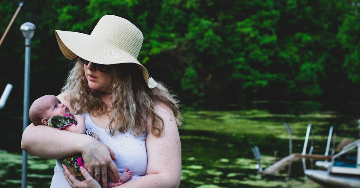 découvrez nos conseils et produits incontournables pour prendre soin des cheveux délicats de votre bébé. offrez-lui des soins adaptés pour des cheveux doux, sains et faciles à coiffer.