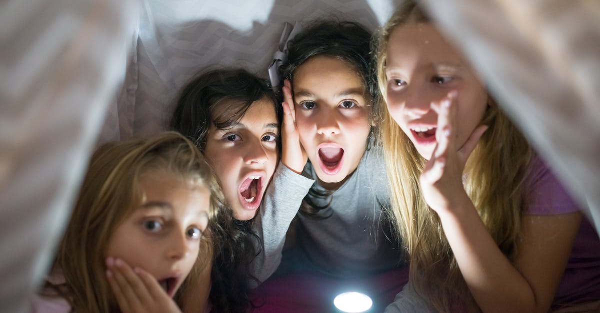découvrez l'univers fascinant du 'pretend play', où l'imagination des enfants prend vie à travers des jeux de rôle créatifs. encouragez le développement social, émotionnel et cognitive de vos petits en les laissant explorer des scénarios variés et enrichissants. plongez dans le monde ludique du jeu de simulation et boostez la créativité de vos enfants dès aujourd'hui !