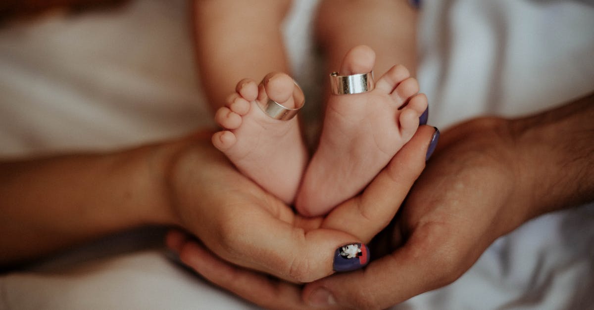 découvrez nos conseils et produits essentiels pour prendre soin des ongles de bébé. apprenez à couper et à entretenir les ongles délicats de votre enfant en toute sécurité, tout en préservant leur santé et leur bien-être.