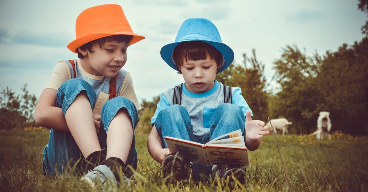 découvrez une sélection des meilleurs prénoms pour garçons, alliant tradition et modernité. trouvez l'inspiration pour le prénom parfait pour votre petit garçon avec notre liste variée et tendance.
