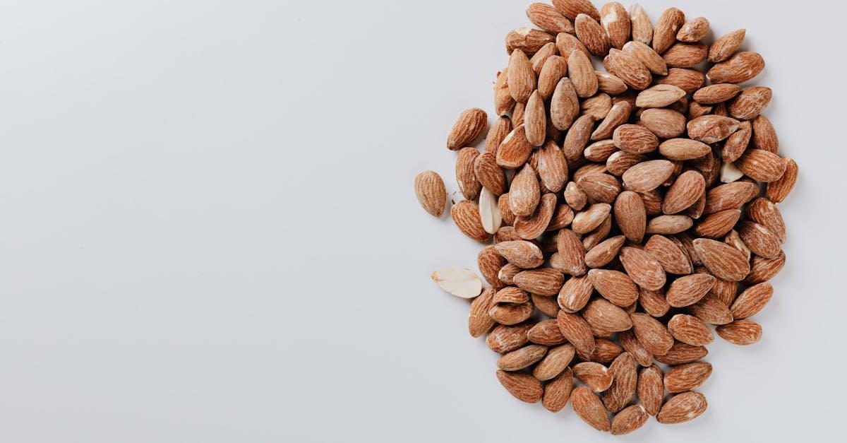 découvrez les bienfaits des amandes, un aliment nutritif riche en vitamines, minéraux et antioxydants. apprenez à les incorporer dans votre alimentation pour profiter de leurs effets positifs sur la santé, tout en savourant leur délicieuse saveur.