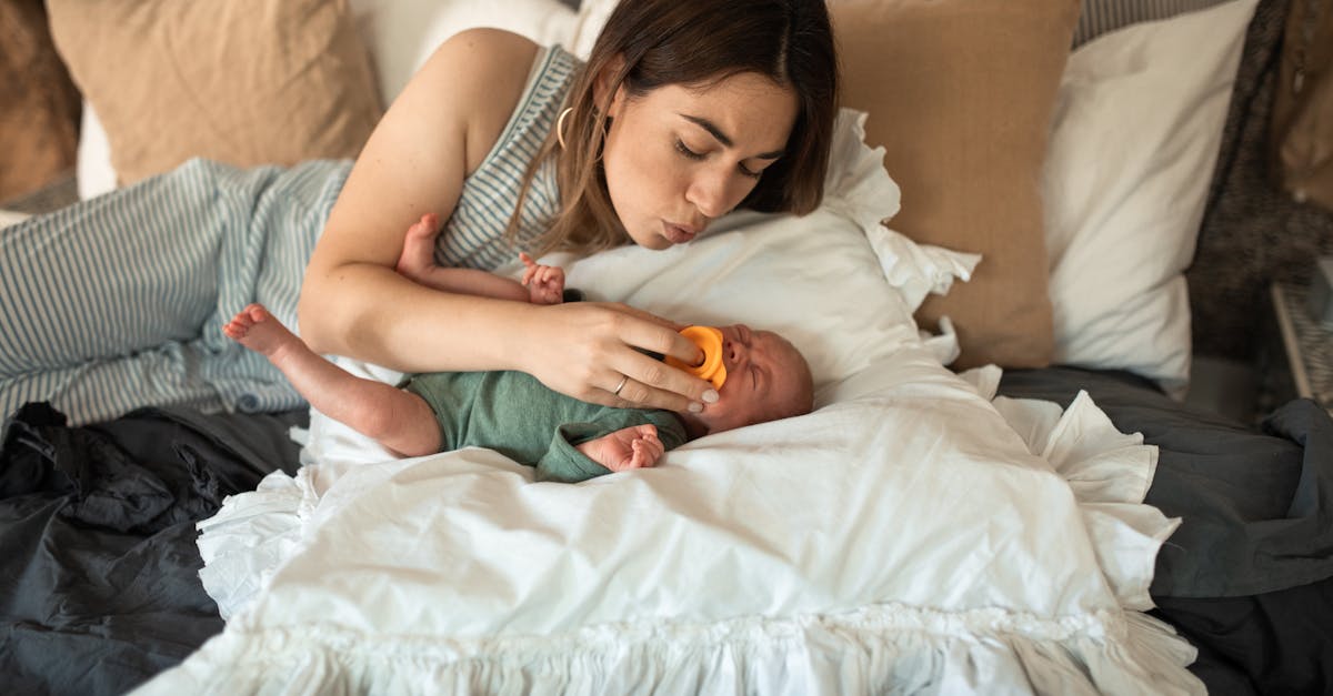 découvrez des conseils pratiques pour apaiser les pleurs de votre bébé. apprenez à identifier les besoins de votre enfant et à créer un environnement serein pour l'aider à se sentir en sécurité et heureux.