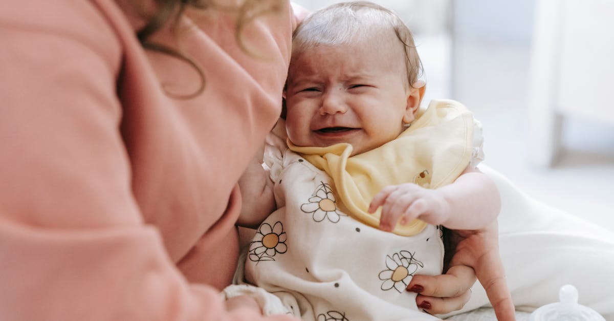 découvrez les raisons pour lesquelles les bébés pleurent et comment apaiser leur détresse. des conseils pratiques pour aider les parents à comprendre les besoins de leur nourrisson et à favoriser un environnement calme et réconfortant.