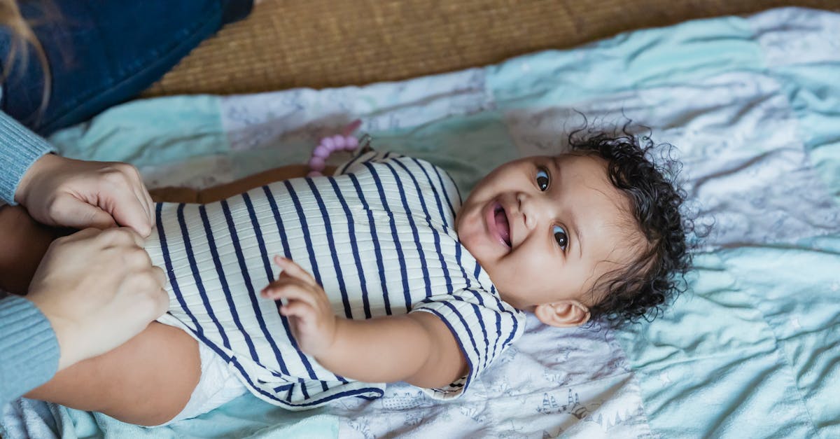 découvrez les étapes clés du développement de votre bébé, des premiers mois de vie aux premiers pas. apprenez comment stimuler ses sens, favoriser son épanouissement et soutenir son apprentissage à chaque étape cruciale de sa croissance.
