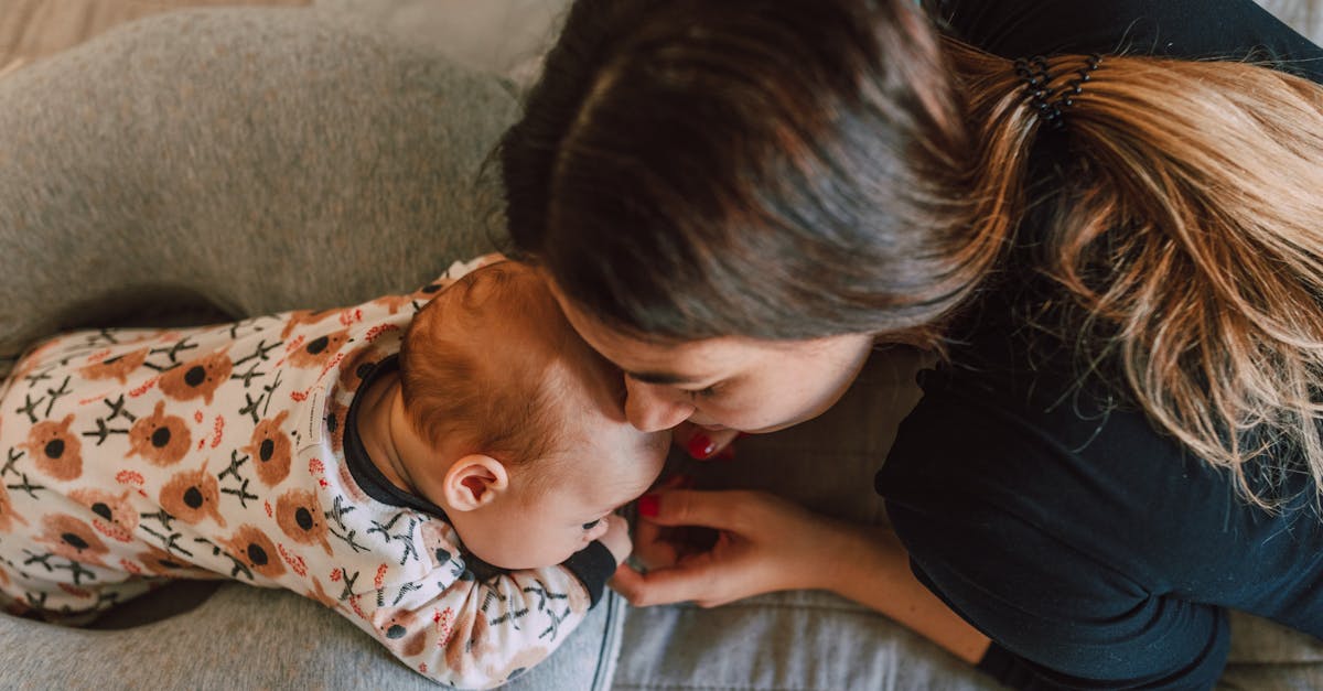 découvrez les meilleurs soins capillaires pour bébés ! nos astuces et produits doux garantissent des cheveux sains et soyeux pour votre petit. apprenez à protéger et à embellir les cheveux de votre bébé dès leurs premiers mois.