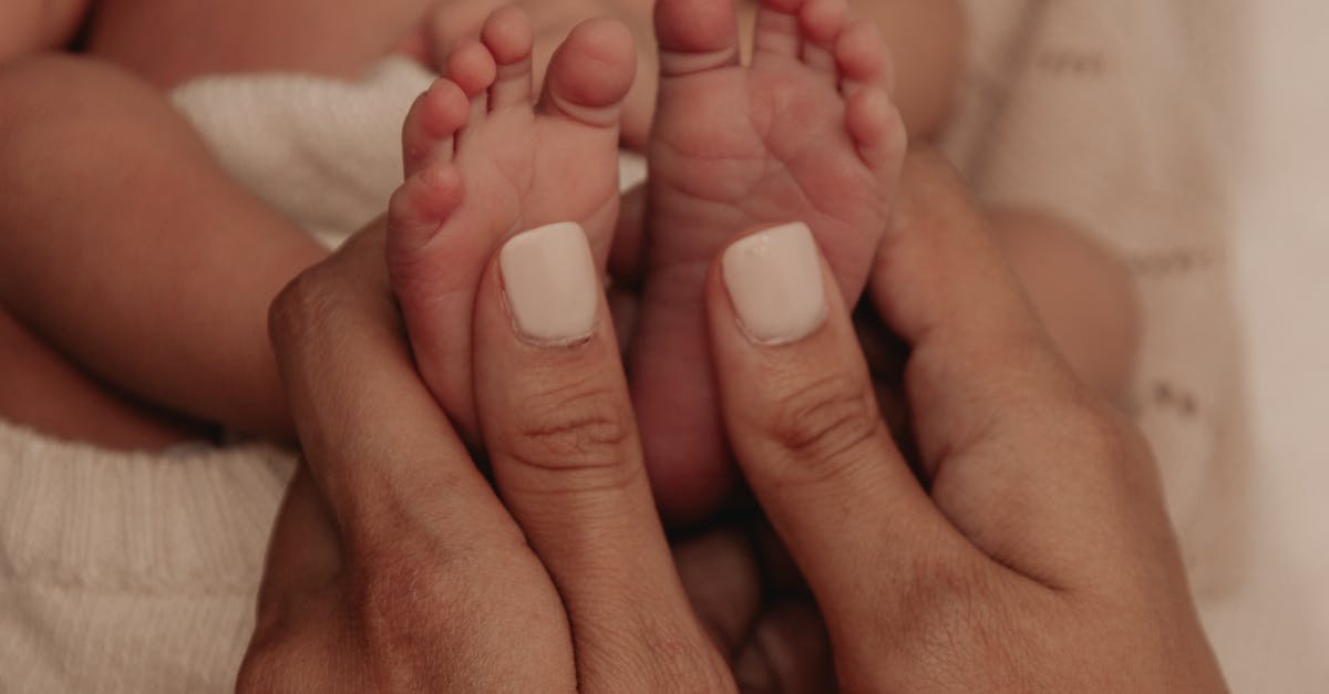 découvrez nos conseils pour le soin des ongles de bébé, incluant des astuces pratiques et des produits sûrs pour préserver la santé des petites mains de votre enfant.