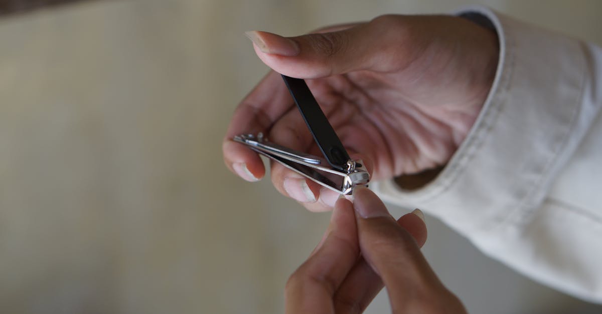 découvrez nos conseils essentiels pour couper les ongles de bébé en toute sécurité. apprenez les techniques adaptées pour éviter les blessures et assurer le confort de votre enfant durant cette étape importante. parfait pour les nouveaux parents !
