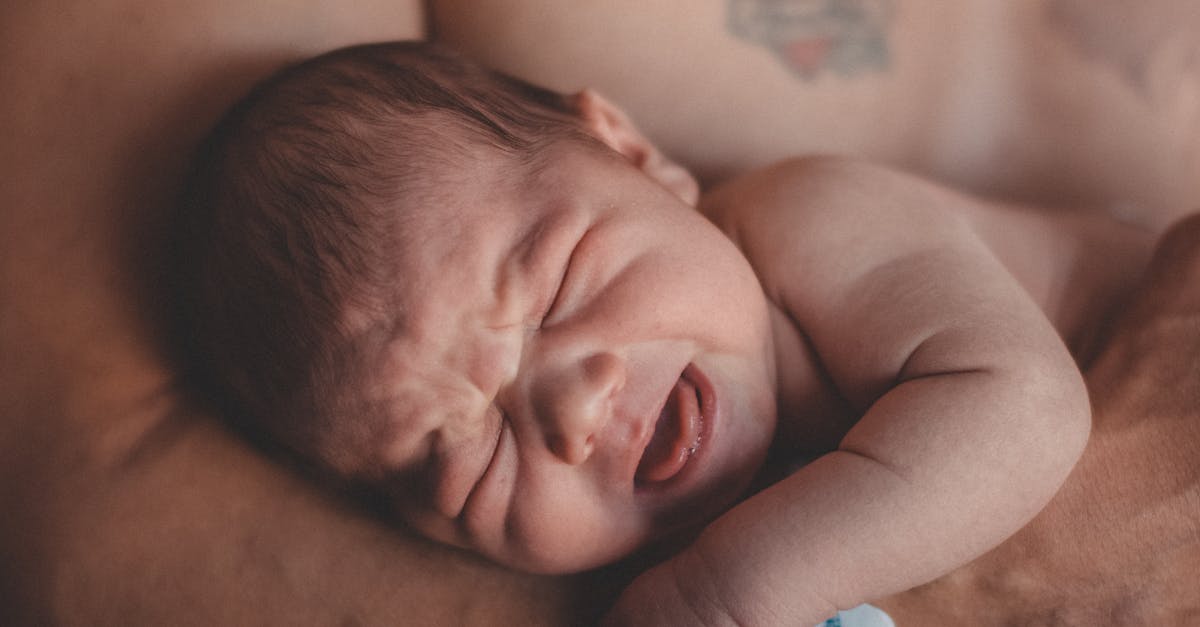 découvrez des conseils et astuces pour prendre soin de la peau délicate de votre bébé. apprenez à choisir les meilleurs produits et à établir une routine de soins adaptée à leur peau sensible.