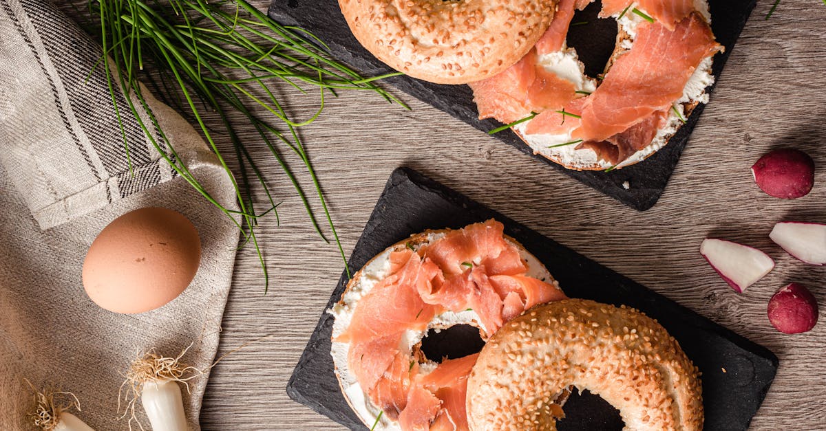découvrez une variété délicieuse de garnitures pour bagels ! que vous aimiez les classiques comme le saumon fumé et le fromage à la crème ou des combinaisons audacieuses, explorez les meilleures idées pour personnaliser votre bagel et le rendre irrésistible.