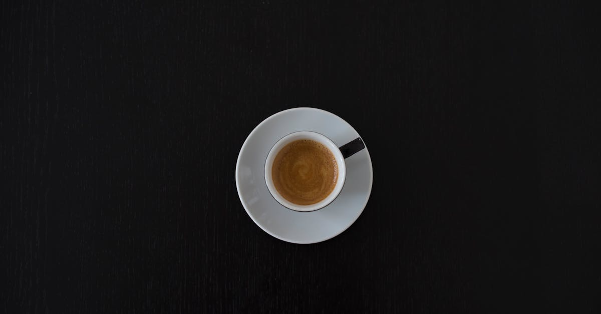 découvrez l'univers de la caféine : ses bienfaits, son histoire et son impact sur notre quotidien. apprenez à savourer votre café tout en comprenant les effets de cette substance stimulant sur votre corps et votre esprit.