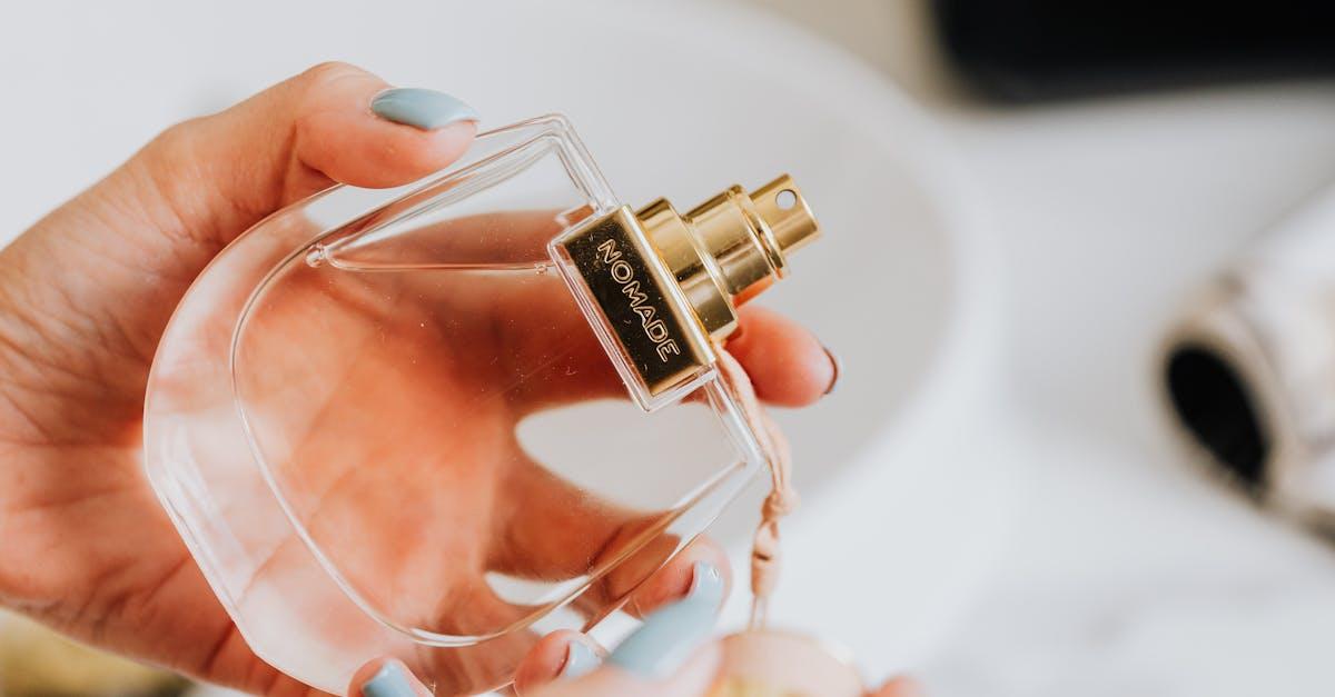 découvrez l'univers de chloé, une marque emblématique de mode française alliant élégance et modernité. explorez notre collection de vêtements, sacs et accessoires qui incarnent le chic à la française.