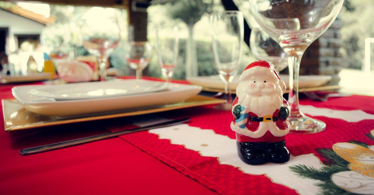 découvrez la magie de santa claus, le personnage légendaire qui apporte joie et cadeaux aux enfants du monde entier chaque noël. plongez dans l'histoire et les traditions entourant ce symbole de générosité et de bonheur.