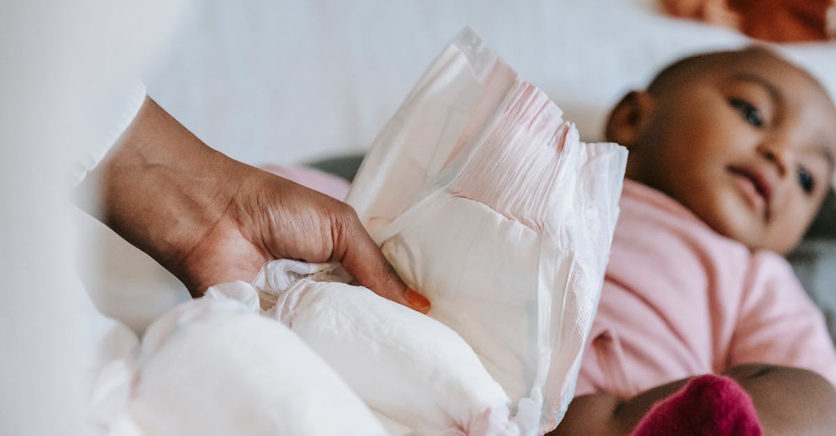 découvrez les meilleures astuces et conseils pour un changement de couche facile et rapide. apprenez à garder votre bébé à l'aise et propre à chaque changement de couche.