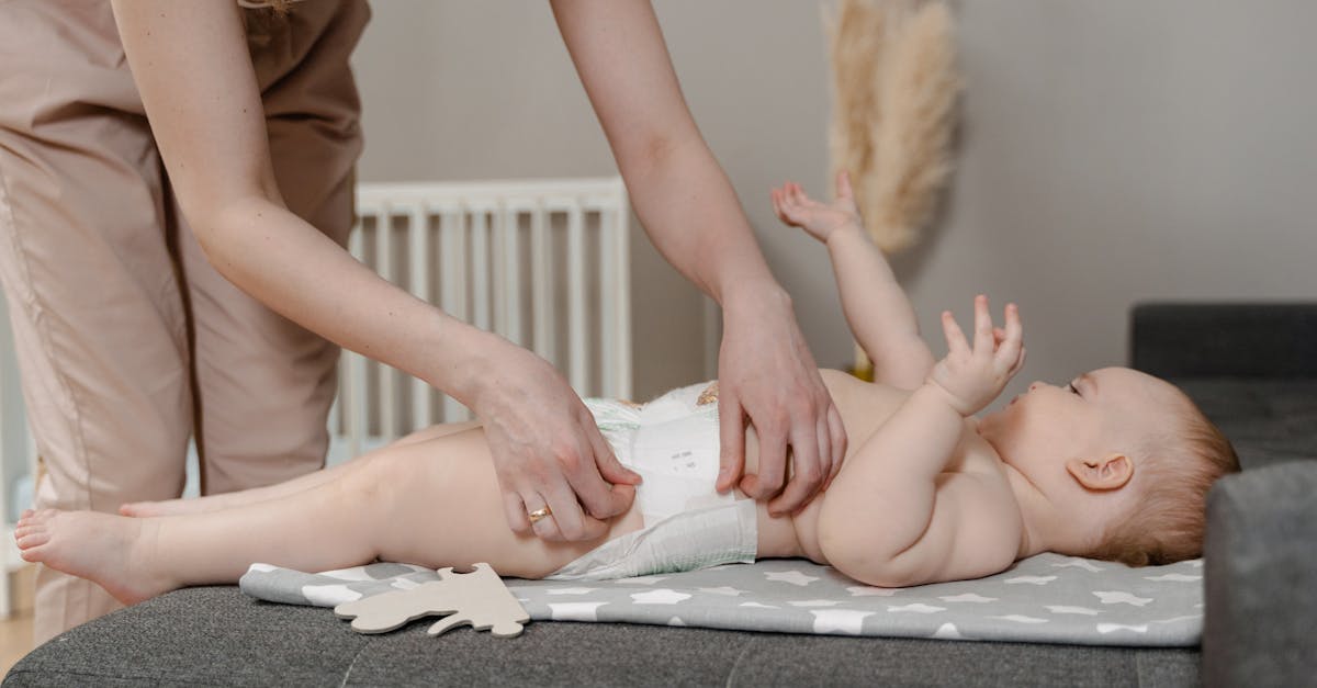 découvrez nos conseils pratiques et astuces incontournables pour un changement de couche efficace et rapide. apprenez à garder votre bébé confortable et heureux pendant les changes.