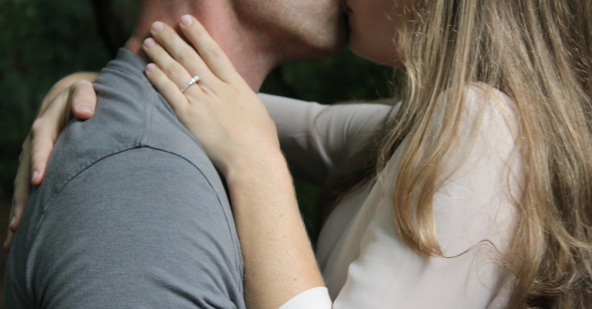 découvrez l'art du baiser à travers nos conseils et astuces. apprenez les différentes techniques, explorez les émotions du premier baiser et découvrez comment rendre chaque moment spécial. plongez dans l'univers romantique du baiser.