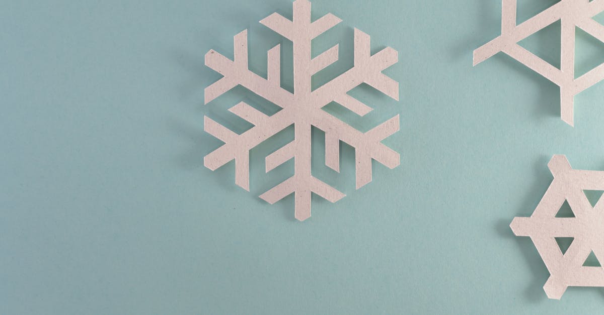 découvrez comment créer des flocons de neige en papier magiques pour embellir vos décorations hivernales. suivez nos astuces faciles et apprenez les techniques pour réaliser des formes délicates, parfaites pour les fêtes de fin d'année.