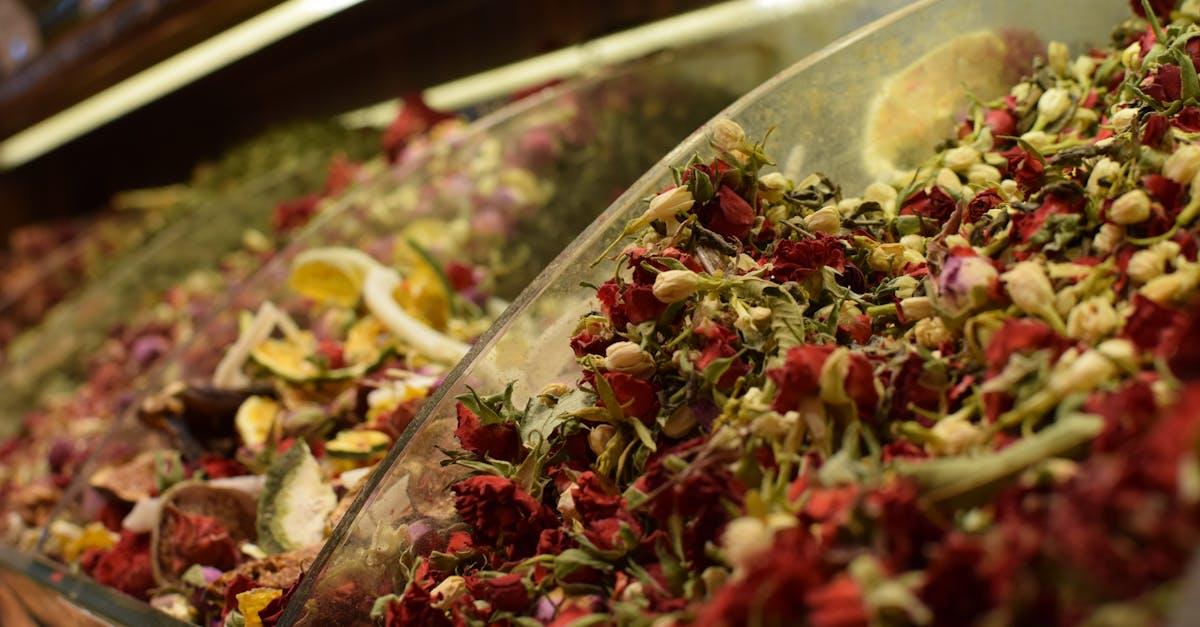 découvrez notre potpourri parfumé, un mélange harmonieux de fleurs séchées et d'épices qui égayera votre intérieur tout en apportant une touche d'élégance. idéal pour parfaire votre décoration ou offrir en cadeau, notre potpourri est un véritable voyage olfactif.