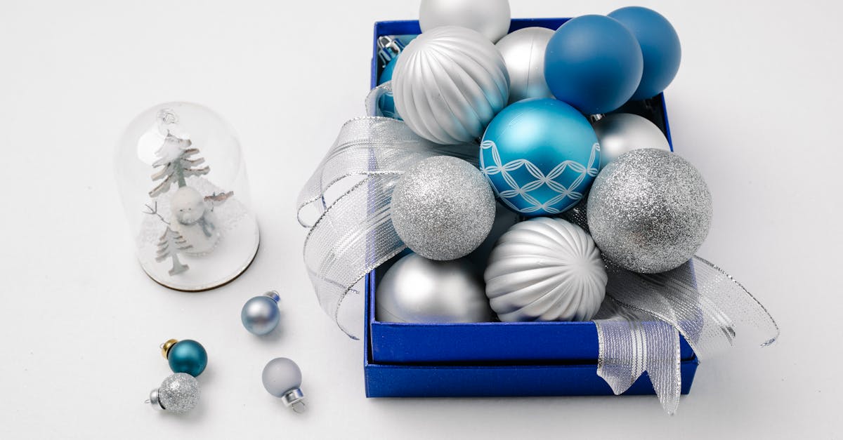découvrez l'univers féérique des globes en neige ! idéals comme objets de décoration ou cadeaux, ces magnifiques créations capturent la magie de l'hiver. laissez-vous envoûter par leur charme intemporel et plongez dans un monde de rêverie.