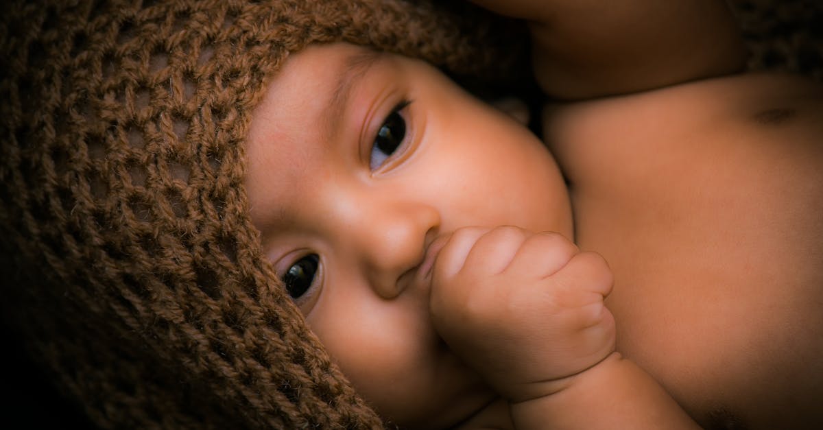 découvrez les impacts de la succion du pouce chez les enfants, ses causes, et des conseils pour aider à arrêter cette habitude courante. informez-vous sur les effets à long terme et les méthodes efficaces pour accompagner votre enfant.