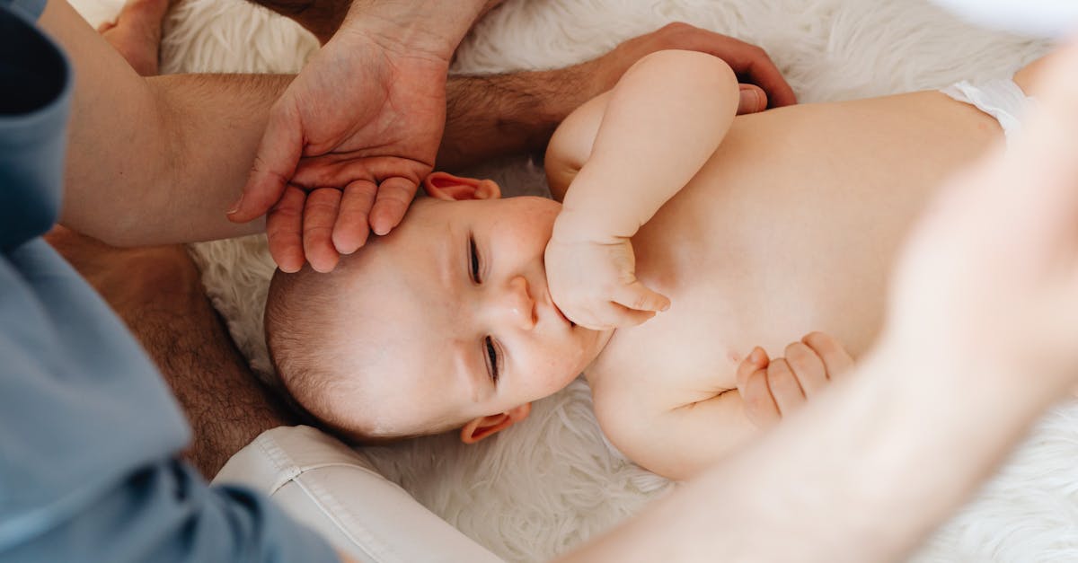 découvrez les raisons et les conséquences de la suction du pouce chez les enfants. apprenez des stratégies efficaces pour aider à réduire cette habitude et favoriser un développement sain.