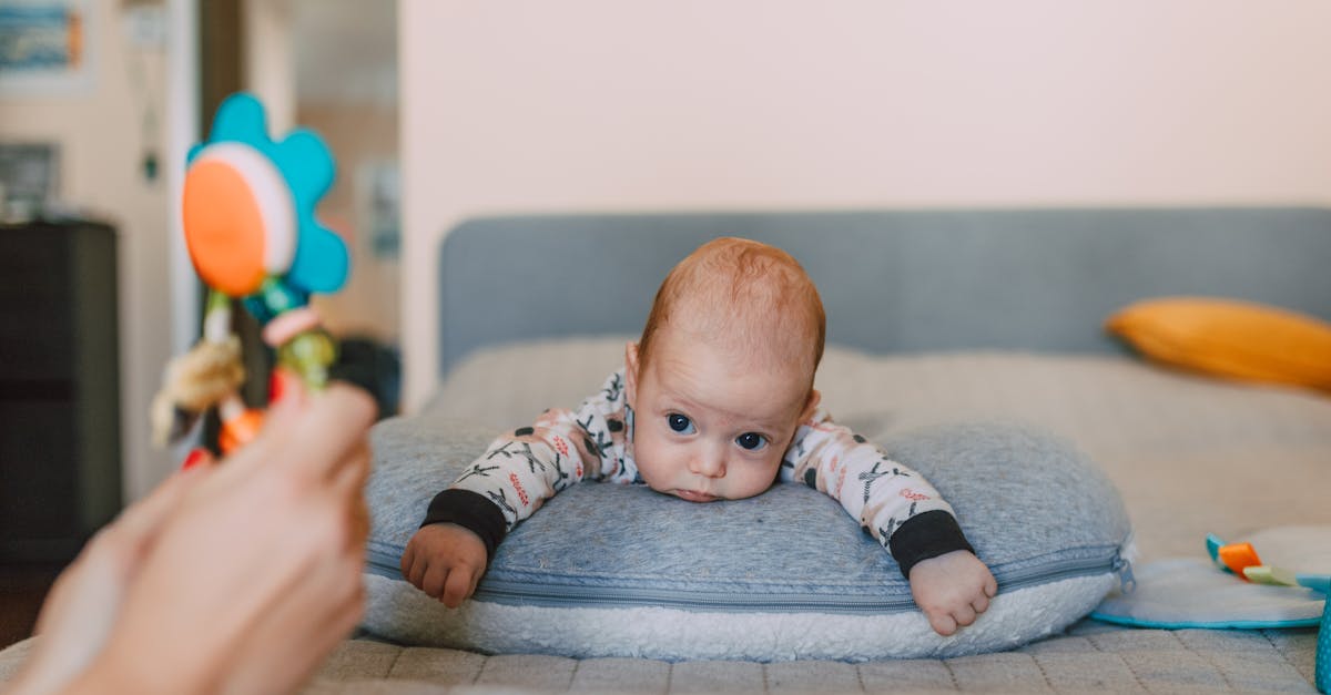 découvrez les bienfaits du tummy time pour le développement de votre bébé. cette pratique essentielle favorise le renforcement musculaire, améliore la coordination et aide à prévenir la plagiocéphalie. apprenez des conseils pratiques et des activités amusantes pour intégrer le tummy time dans la routine quotidienne de votre enfant.